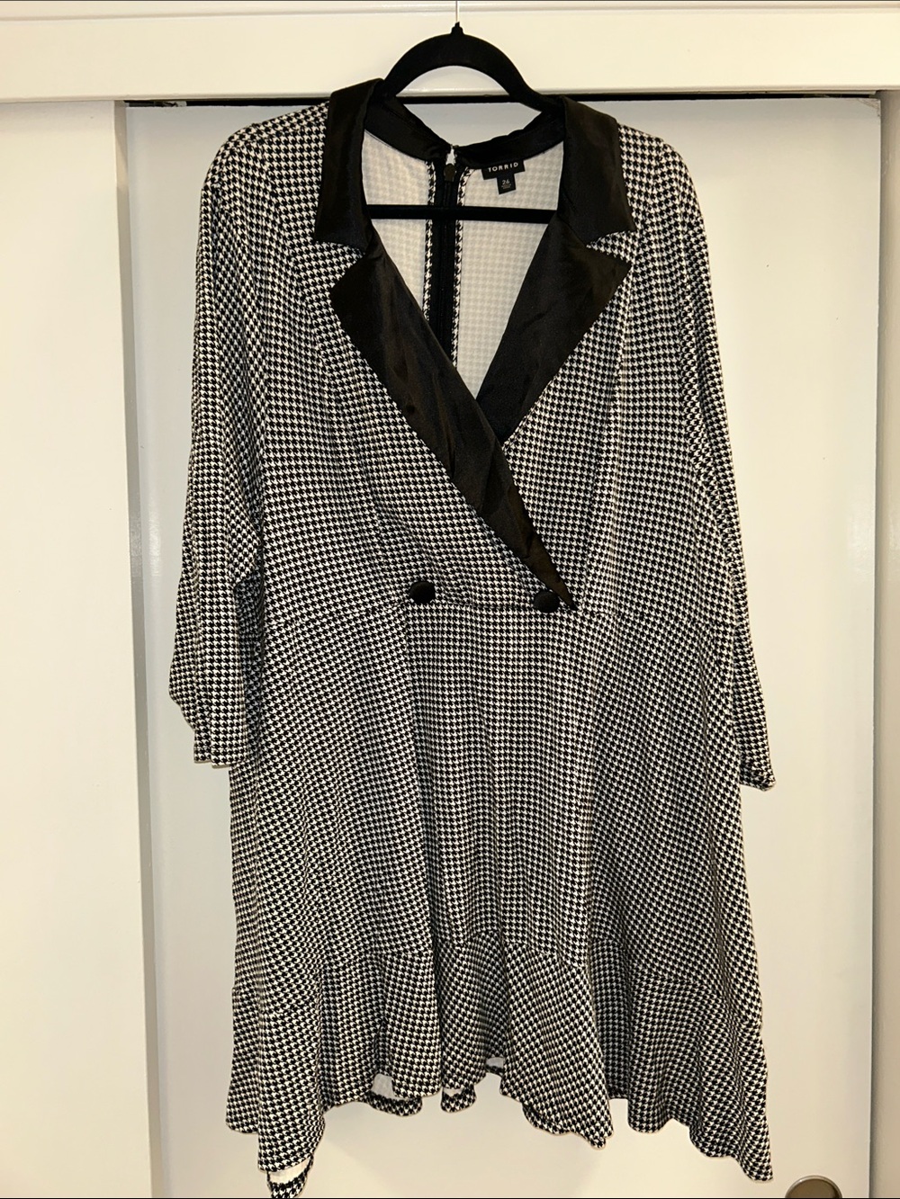 torrid Black and White Houndstooth Long Sleeve Dress with Satin Collar